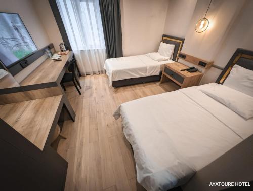 Łóżko lub łóżka w pokoju w obiekcie Ayatoure Hotel