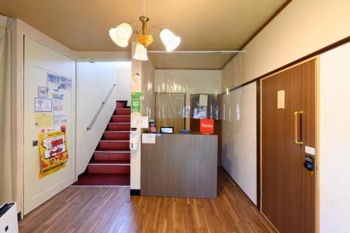 湖西市にあるOYO Ryokan Hamanako no Yado Kosai - Vacation STAY 48856vの階段のあるオフィスホール、フロントデスク