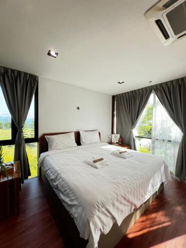 ein Schlafzimmer mit einem großen Bett und einem großen Fenster in der Unterkunft 4 Simple Minimalistic Rooms at Sunset Lodge - Eco Valley Retreat 