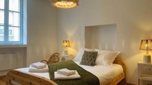 ein Schlafzimmer mit einem Bett mit Handtüchern darauf in der Unterkunft Casa Do Oceano - Centre Ville - BY PRIMO C0NCIERGERIE in Tournus