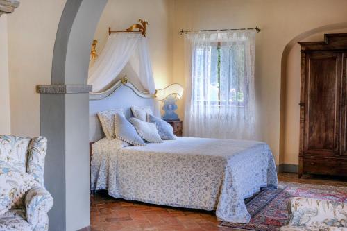 a bedroom with a bed and a window at Il Falconiere Relais & Spa in Cortona