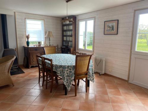 une salle à manger avec une table et des chaises dans l'établissement Maison au calme, proche plage et centre, avec jardin et équipements complets - FR-1-418-21, à Bangor
