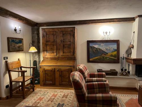 a living room with a couch and a chair at Monte Bianco elegant villa apartment Courmayeur in Pré-Saint-Didier