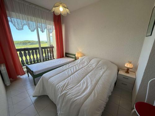 une chambre avec un lit et une fenêtre avec vue dans l'établissement Appartement 2 pièces avec balcon, proche plage et golf - Saint Jean de Monts - FR-1-224C-285, à Saint-Jean-de-Monts