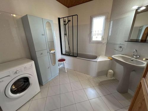 une salle de bain avec une machine à laver et un lavabo dans l'établissement Appartement 2 pièces avec balcon, proche plage et golf - Saint Jean de Monts - FR-1-224C-285, à Saint-Jean-de-Monts