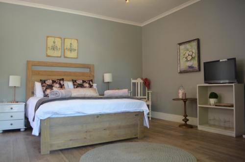 Postel nebo postele na pokoji v ubytování Gatsby Suite, with pool in quiet area, close to town