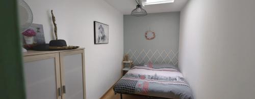a small room with a bed in the corner at Maison de ville proche Le Portel 2 chambres in Outreau