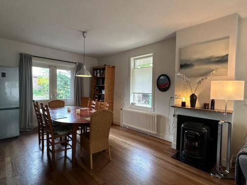 une salle à manger avec une table et une cheminée dans l'établissement Spacious holiday home, centrally located, near National Park, à Soest