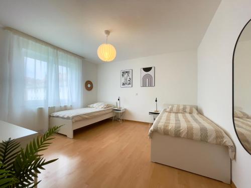 um quarto com 2 camas e uma janela em 110qm - 4 Zimmer - privat Parkplatz - zentral - Balkon - MalliBase Apartments em Kassel