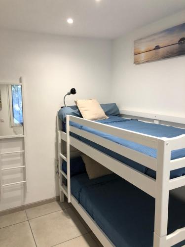 quelques lits superposés dans une chambre dans l'établissement Maison bassin d'Arcachon 8 personnes, SPA, promo août, au Teich