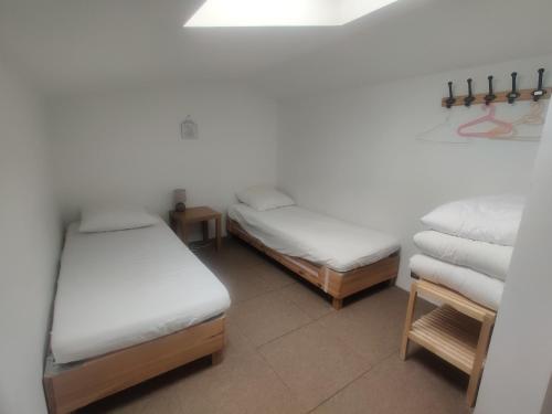 a room with two twin beds and a window at Gîte du Charme Provençal in Sénas
