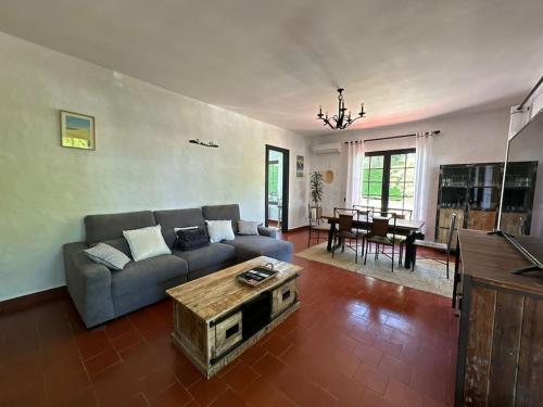 un salon avec un canapé et une table dans l'établissement villa proche corniche avec piscine, à La Teste-de-Buch