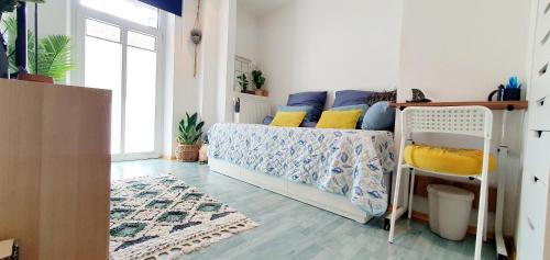1 dormitorio con litera y alfombra en Dantas Apartment, en Núremberg
