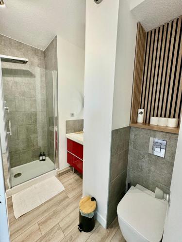 une salle de bain avec toilettes et douche dans l'établissement Appartement centre ville - Accès piscine - 300M de la plage, à La Grande Motte
