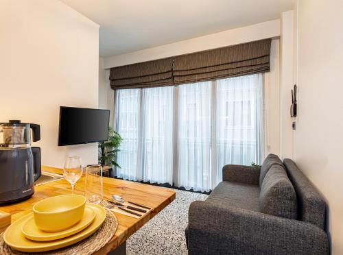 un soggiorno con divano e tavolo di Primera Suite a Istanbul