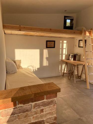 - une chambre avec une mezzanine et un bureau dans l'établissement The Cube, à Peille