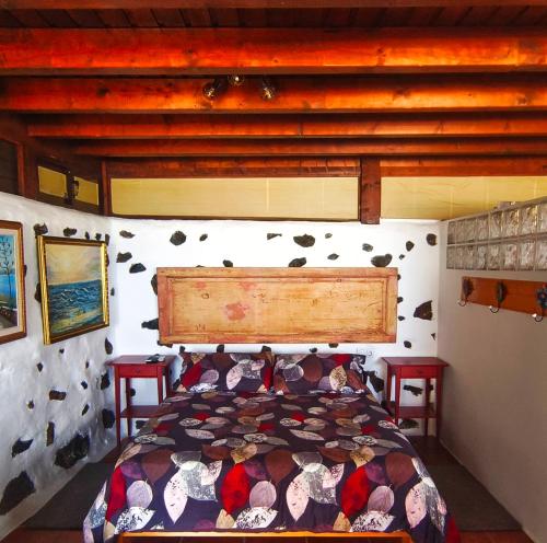 una camera con letto e soffitto in legno di Finca Villa Lucía - El Mirador a Mácher