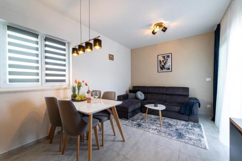 ein Wohnzimmer mit einem Tisch und einem Sofa in der Unterkunft Apartment Natali in Split