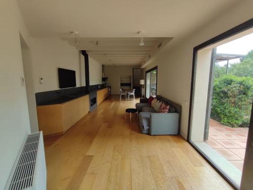 Televisyen dan/atau pusat hiburan di Designer home with pool near beach and village