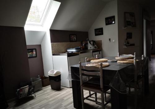 Kuchyň nebo kuchyňský kout v ubytování Chambre Fleurs de Lys proche Zooparc de Beauval et des Châteaux de la Loire