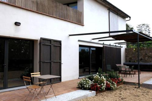 Kawasan patio atau luaran di Designer home with pool near beach and village