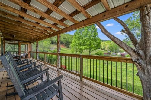 Μπαλκόνι ή βεράντα στο Hidden Star Hideaway-Blackberry Farm-Smoky Mtn Nat Park-Hot Tub- Fire Pit- Fenced Yard- Pet Friendly