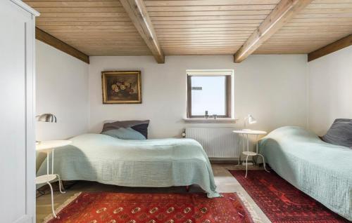- une chambre avec 2 lits et une fenêtre dans l'établissement Awesome Home In Gilleleje With Kitchen, à Gilleleje