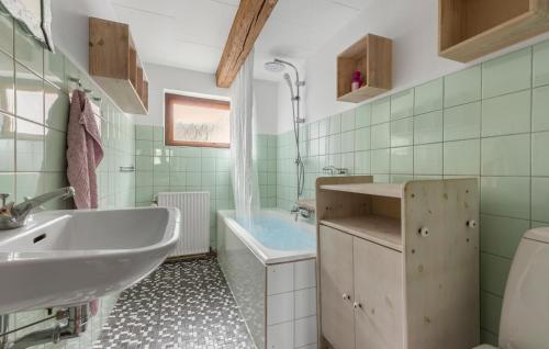 y baño con lavabo, bañera y aseo. en Awesome Home In Gilleleje With Kitchen en Gilleleje