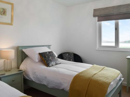 Un pat sau paturi într-o cameră la Dunlin Haven