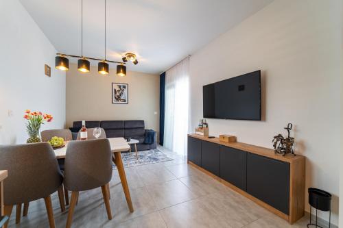ein Wohnzimmer mit einem Esstisch und einem Flachbild-TV in der Unterkunft Apartment Natali in Split