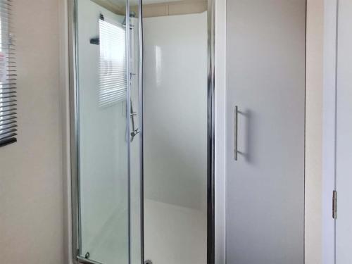 y baño con ducha y puerta de cristal. en Emilys Escape - Uk46722, en Bridlington