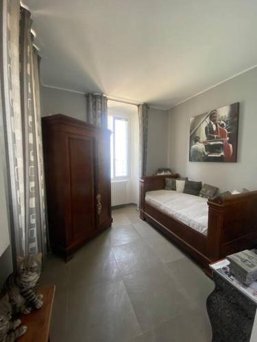 une chambre avec un lit et une grande fenêtre dans l'établissement Maison en bord de mer en Corse Lavasina Brando, à Brando