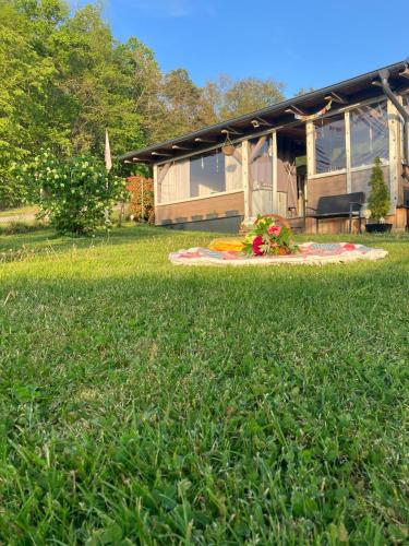 Zahrada ubytování Glamping Karavan u Konopiště