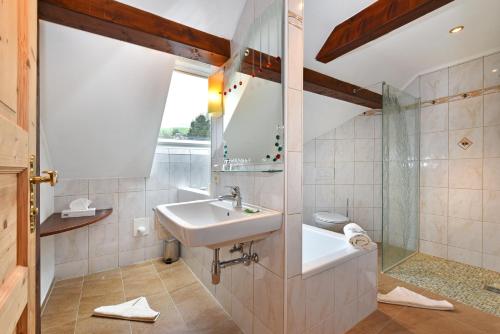 Pension Pilsachhof في Arriach: حمام مع حوض ومرحاض