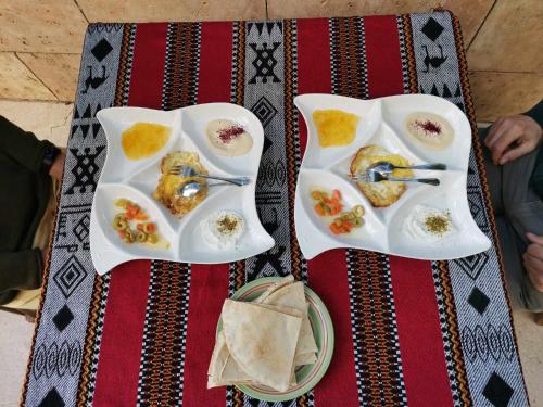 dos platos de comida sentados en una mesa en Flower 2 en Jerash