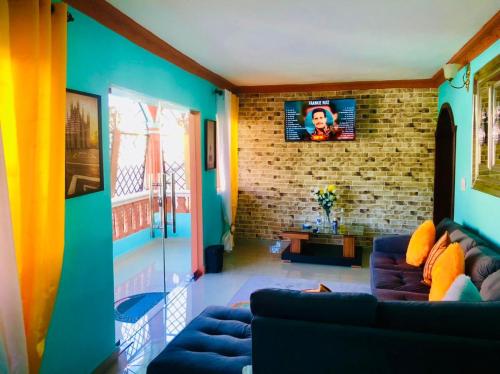 sala de estar con sofá y TV en Hotel familiar Doña Nida, en Santa Cruz de Barahona