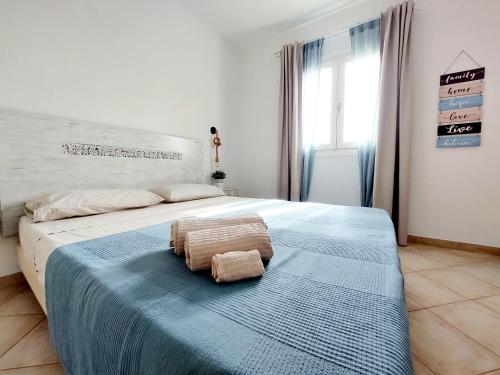 - une chambre avec un lit et 2 serviettes dans l'établissement Sunset house Cabo Verde, à Santa Maria