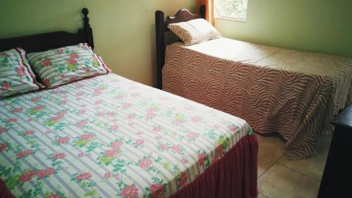 um quarto com uma cama com uma colcha em Rancho Ponta do Sol em Capitólio