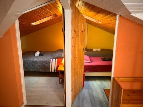une chambre avec deux lits et un lit superposé dans l'établissement Maisonnette 3 chambres - Confort, à Biscarrosse