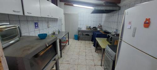 uma cozinha com um balcão e um frigorífico em alojamiento particular playa chanavayita em Iquique
