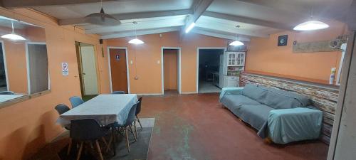 een woonkamer met een bank en een tafel bij alojamiento particular playa chanavayita in Iquique
