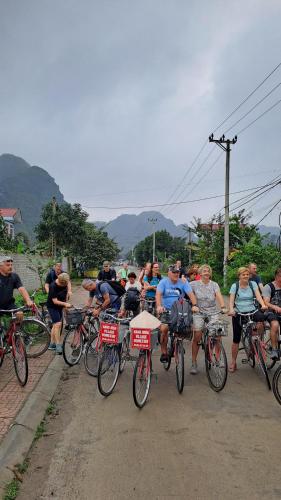 un grupo de personas en bicicleta en una carretera en Hang Múa Village Homestay en Ninh Binh
