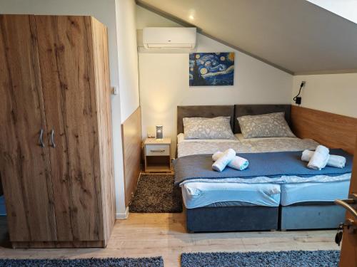 1 dormitorio con 1 cama con 2 toallas en Apartment and rooms Corina, en Bilje