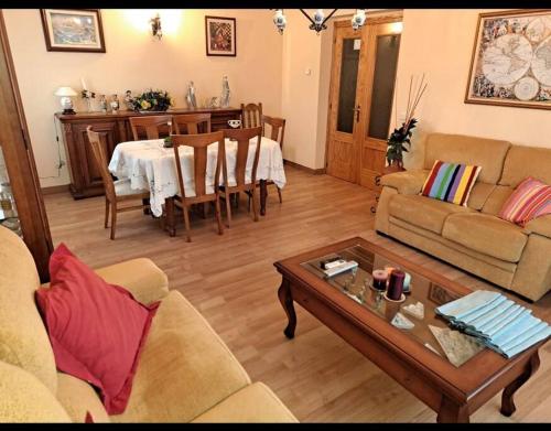 een woonkamer met een bank en een tafel bij Casa rural Brisa de Toledo in Cobisa