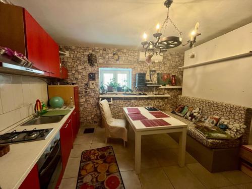una cucina con armadi rossi e tavolo di Villa Abeona a Makarska