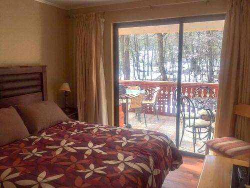 Un pat sau paturi într-o cameră la Departamento Nevados de Chillan