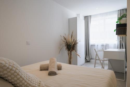 une chambre avec un lit avec des serviettes dessus dans l'établissement Spacieux Summer Getaway Ideal Apartment for 6, à Nice
