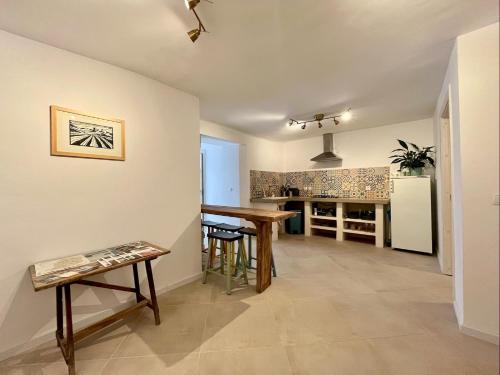 uma sala de estar com uma mesa e uma cozinha em Casa Modesta- Terrace apartent with stunning view em Lledó