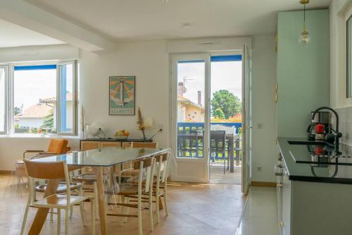 Photo de la galerie de l'établissement Appartement de charme à 3km des plages avec Parking Jardin, à Anglet