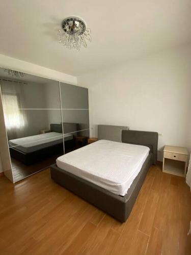 een slaapkamer met een groot bed en een spiegel bij Casa Tranquilla vicino al Centro in Padua